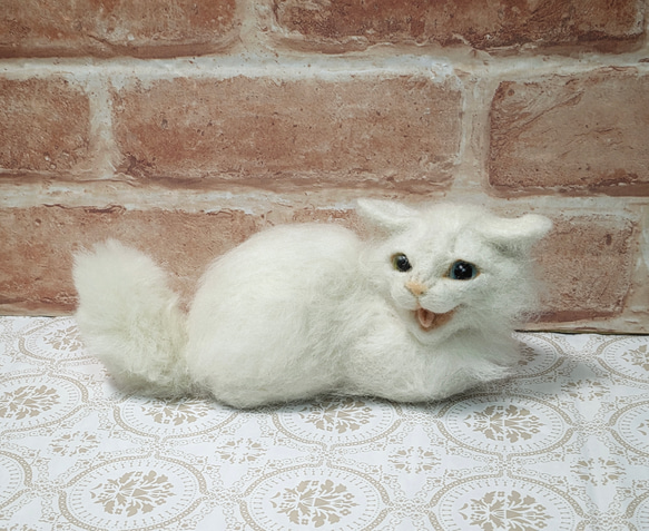 羊毛フェルト　「必死に威嚇するけど怖くない白い子猫」　オブジェ 3枚目の画像
