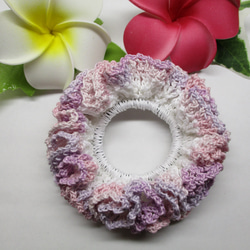 【再販】レース糸のシュシュ　ホワイト×ピンクと紫のグラデーション 1枚目の画像