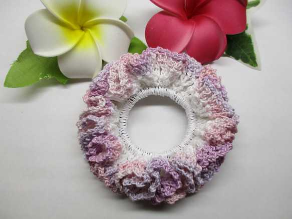 【再販】レース糸のシュシュ　ホワイト×ピンクと紫のグラデーション 1枚目の画像