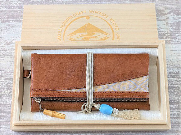 金彩工芸　家紋菱　金仕上げ　本牛革茶色×金糸織紫苑色帯地製　「本革製道中財布」 をかし 商標登録　をかし