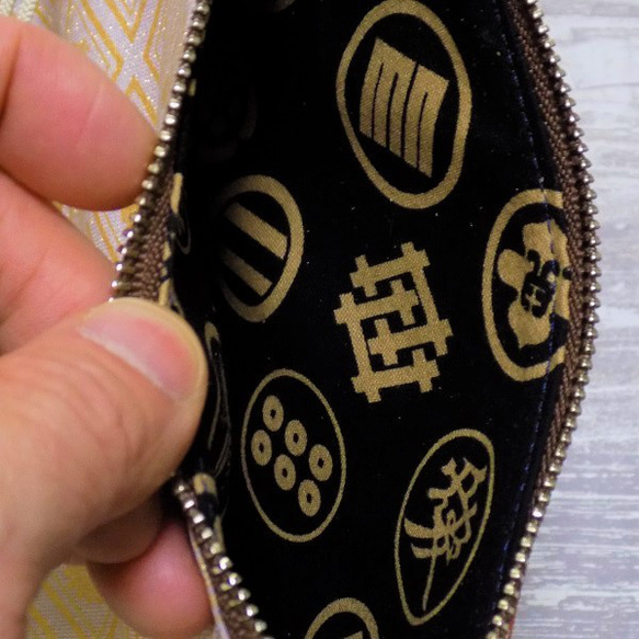 金彩工芸　家紋菱　金仕上げ　本牛革茶色×金糸織紫苑色帯地製　「本革製道中財布」 をかし 商標登録　をかし
