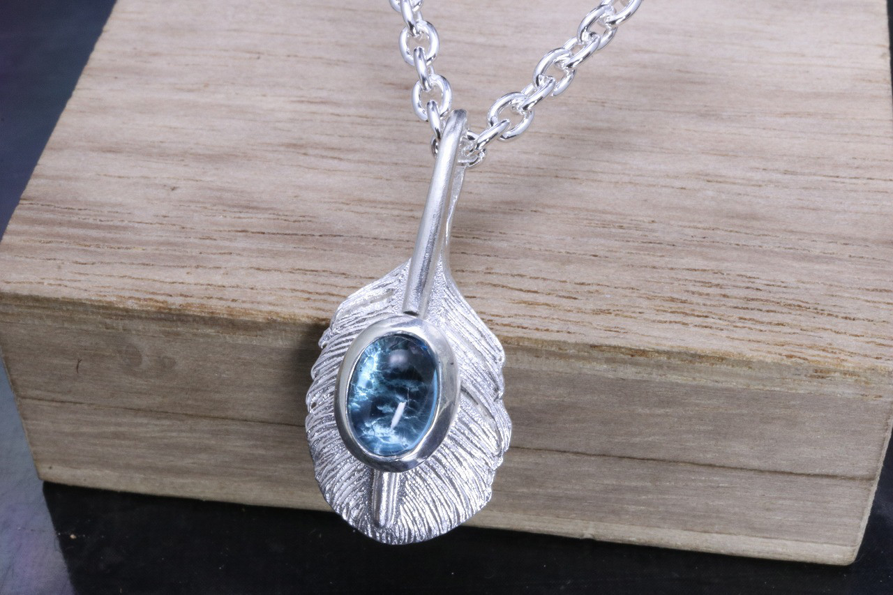 ネックレス メンズ : 八咫烏 フェザー ペンダント トップ 白仕上げ 天然石付き シルバー ブランド ヤタガラス