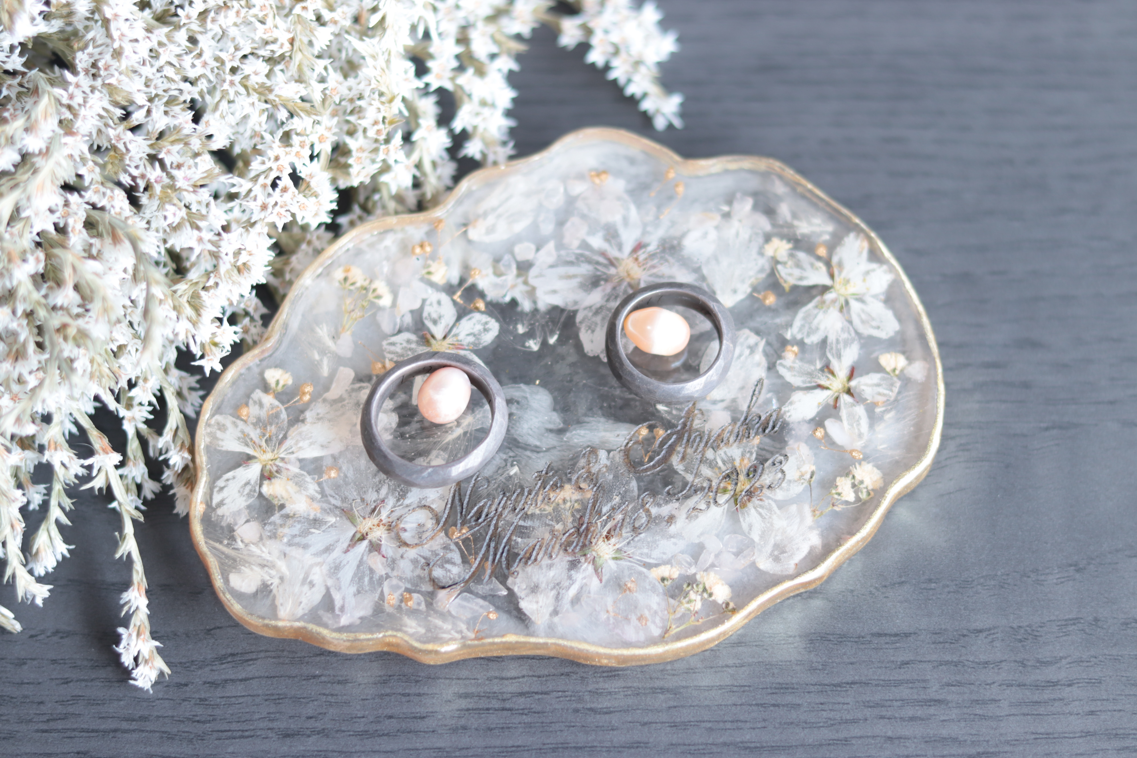 【受注製作・名前日付刻印】「小花を閉じ込めて」桜とローズクォーツのリングプレート＊プリザーブドフラワー&ドライフラワー