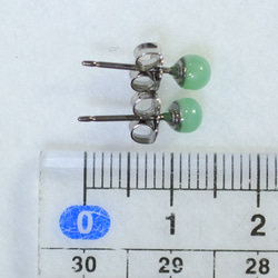 （獨一無二的商品）綠玉髓耳釘（4 毫米，鈦柱） 第5張的照片