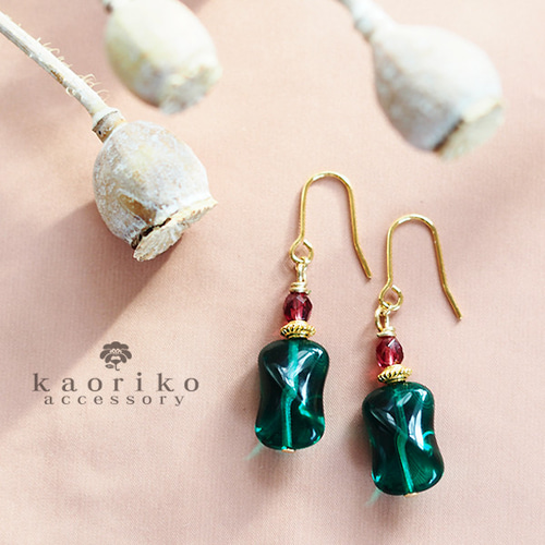 グリーン✩チェコビーズのおすましピアス ピアス（フック