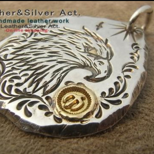 手彫りのハンドメイドペンダントトップになります。 材質、シルバー925  