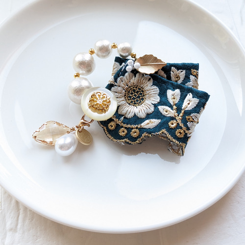 1136］刺繍ブローチ 1点 のぞきこん