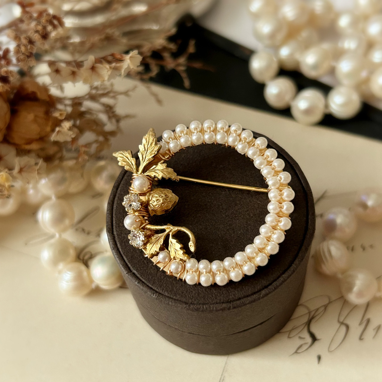 スワロフスキーパールと苺のブローチ【お呼ばれ･上品･ボタニカル･結婚式･セレモニー･入学･ストロベリー】{RBR-48｝