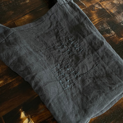 渋くてかわいい刺し子のレジ袋型バッグ　ベルギーリネン　ブラック　チャコールグレー 6枚目の画像