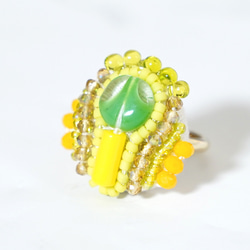 おしゃべりな指輪　56　フリーサイズ　ビーズ刺繍のリング　まる　グリーン　イエロー　カラフル　ビタミンカラー 3枚目の画像
