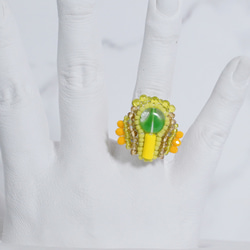 おしゃべりな指輪　56　フリーサイズ　ビーズ刺繍のリング　まる　グリーン　イエロー　カラフル　ビタミンカラー 2枚目の画像