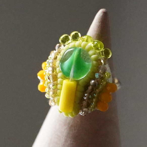 おしゃべりな指輪　56　フリーサイズ　ビーズ刺繍のリング　まる　グリーン　イエロー　カラフル　ビタミンカラー 1枚目の画像
