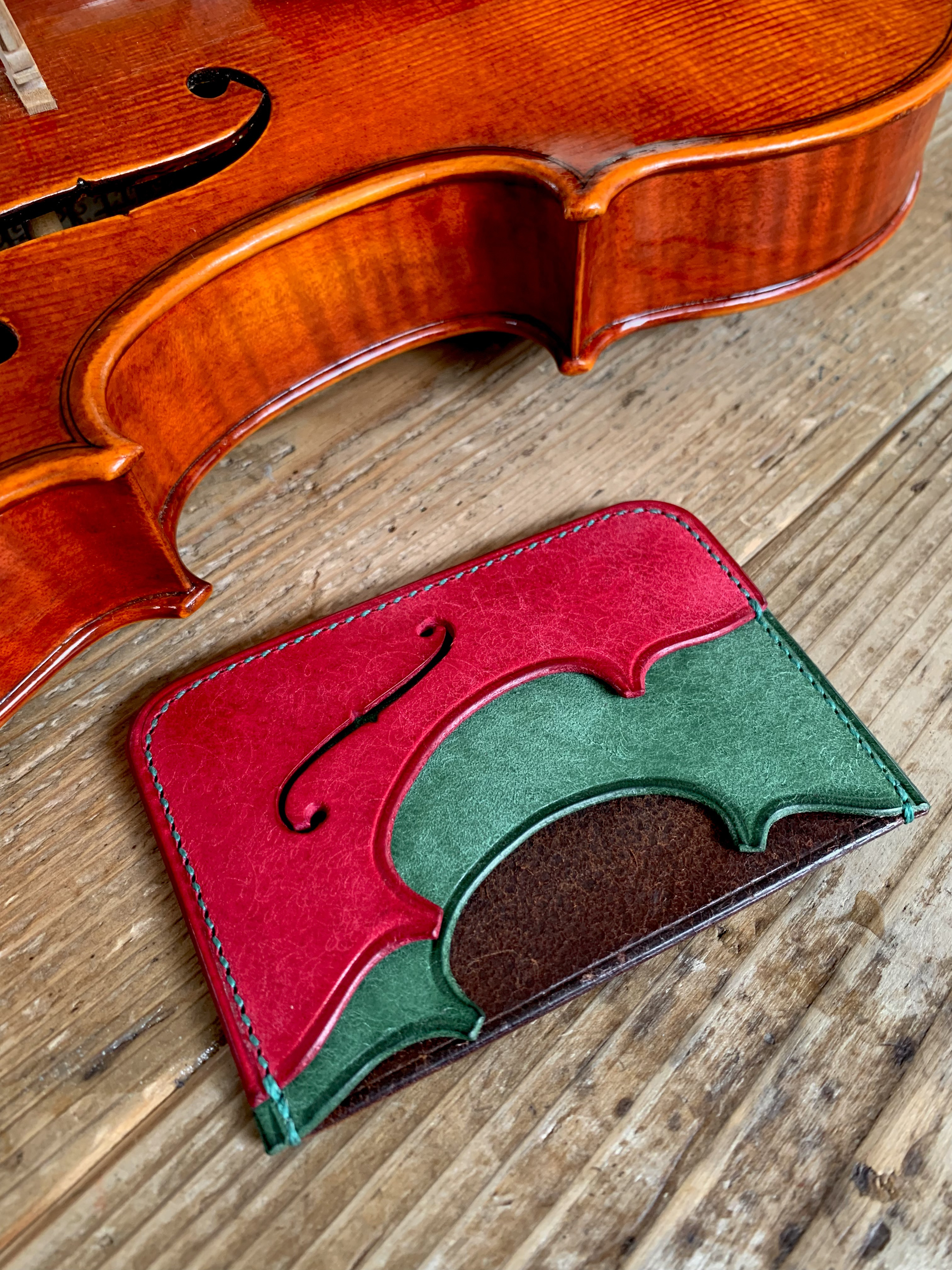 手縫いで創った革のパスケース『Flora - Sazanca - Topolino 125』