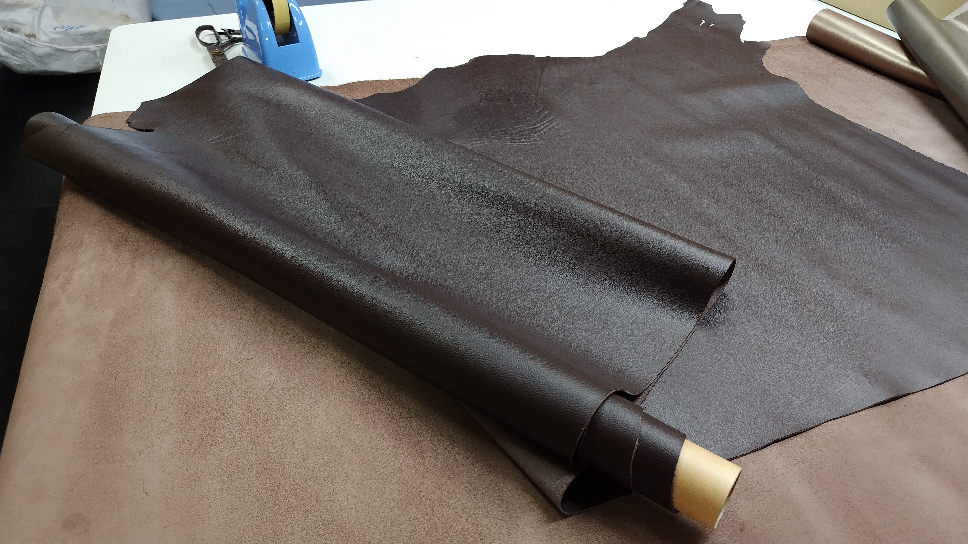 T600 　牛革　キップ　焦げ茶　110デシ程度　厚さ　1.0ｍｍ程度