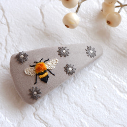 ミツバチとカモミール刺繍の三角バレッタ 2枚目の画像