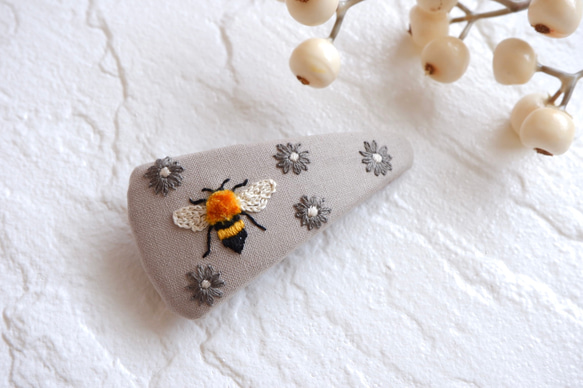 ミツバチとカモミール刺繍の三角バレッタ 2枚目の画像
