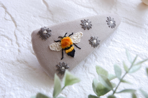 ミツバチとカモミール刺繍の三角バレッタ 1枚目の画像