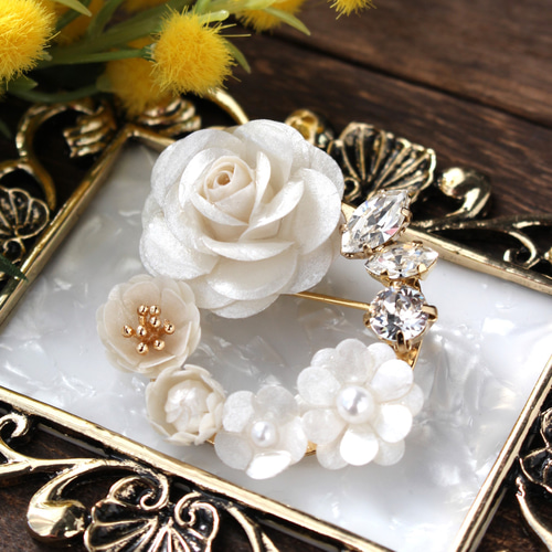 紙のお花】白いバラと小さな花々ブローチ 薔薇 ホワイトローズ