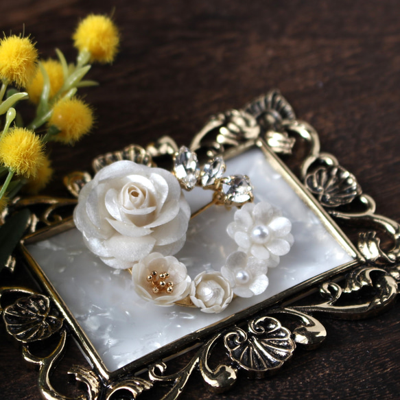 【紙のお花】白いバラと小さな花々ブローチ  薔薇 ホワイトローズ ビジュー フラワー フォーマル 3枚目の画像