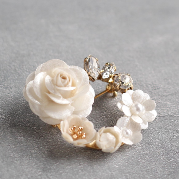 【紙のお花】白いバラと小さな花々ブローチ  薔薇 ホワイトローズ ビジュー フラワー フォーマル 4枚目の画像