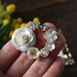 【紙のお花】白いバラと小さな花々ブローチ  薔薇 ホワイトローズ ビジュー フラワー フォーマル 2枚目の画像