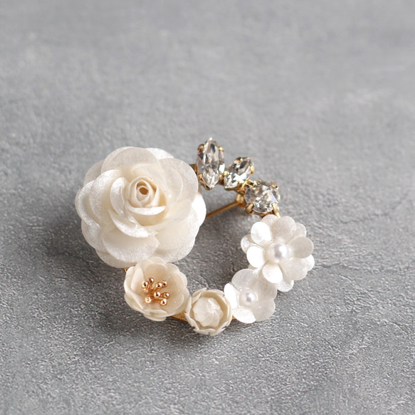 【紙のお花】白いバラと小さな花々ブローチ  薔薇 ホワイトローズ ビジュー フラワー フォーマル 5枚目の画像