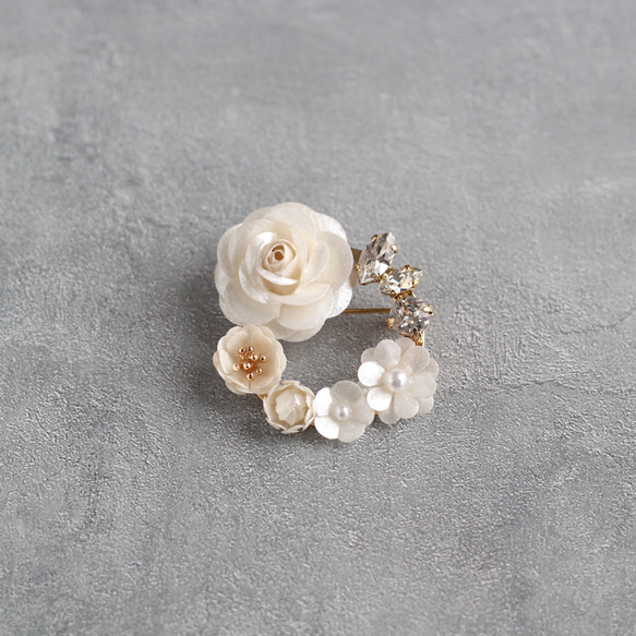 【紙のお花】白いバラと小さな花々ブローチ  薔薇 ホワイトローズ ビジュー フラワー フォーマル 6枚目の画像