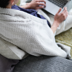 グレーに特化したシンプルな綿毛布 【GRIS】グリ コットンシール織 ハーフ サイズ ブランケット 毛布 天然素材 2枚目の画像