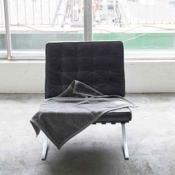 グレーに特化したシンプルな綿毛布 【GRIS】グリ コットンシール織 膝掛け サイズ ブランケット 綿毛布 天然素材 2枚目の画像
