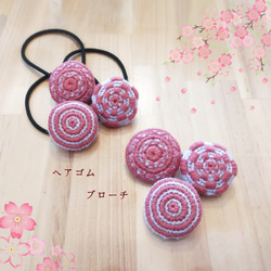 【桜】毛糸で編んで、毛糸で刺繍。ブローチ・ヘアゴム 2枚目の画像