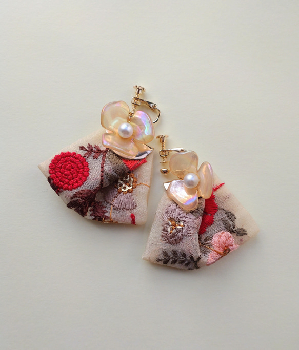 インド刺繍リボンの耳飾り　フラワー 2枚目の画像