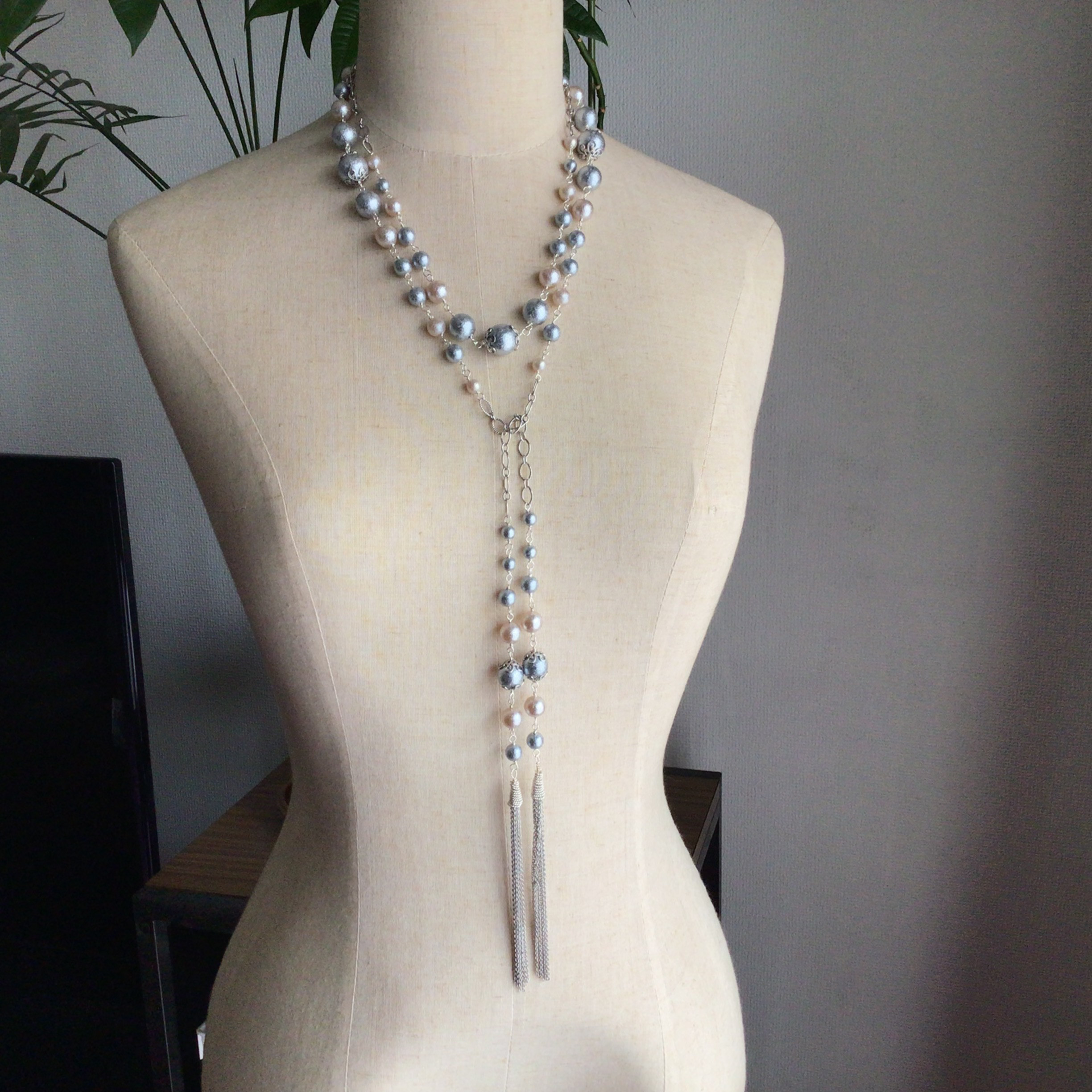 ニュアンスカラーフレンチグレー、シルバーチェーンの大人のラリエット