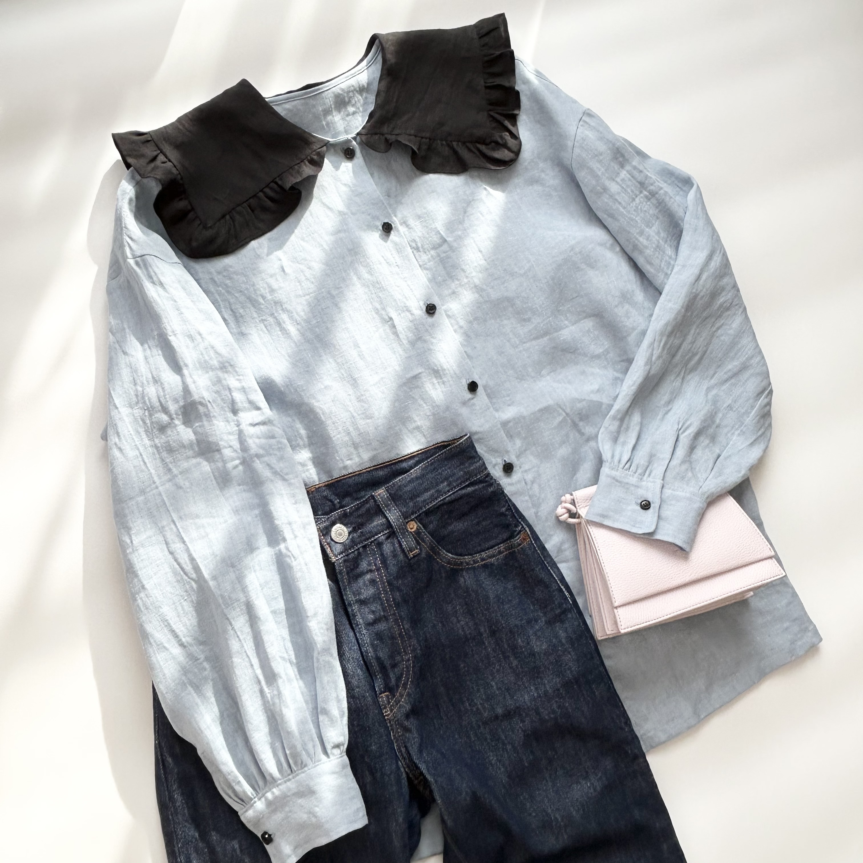 【特集掲載】リネン大きめフリル衿チュニックブラウス　　ライトブルー×ブラック