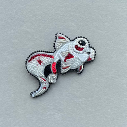 ビーズ刺繍のブローチ　-金魚　出目金- goldfish 2枚目の画像