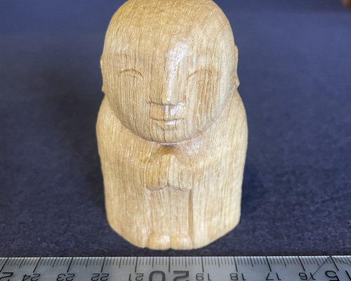 檜素材のお地蔵様です。一体一体彫刻刀にて手作りにて作成しています。 2db4add7490d319d2f75553af2472f