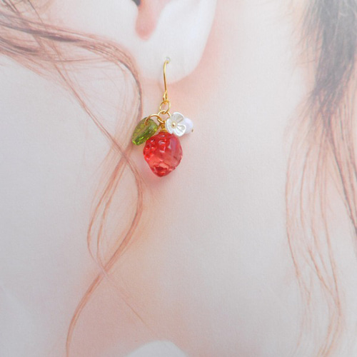 K16春の訪れレトロなイチゴピアス/イヤリング苺・いちご