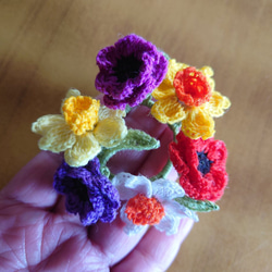 春の花壇　アネモネ、水仙のリースブローチ（刺繍糸） 2枚目の画像