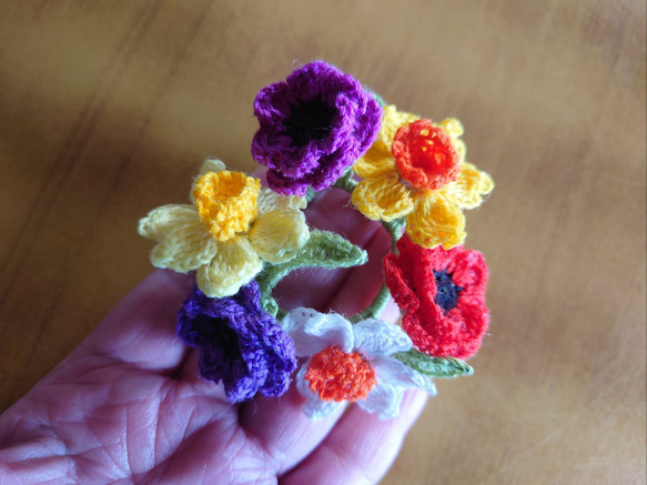 春の花壇　アネモネ、水仙のリースブローチ（刺繍糸） 2枚目の画像