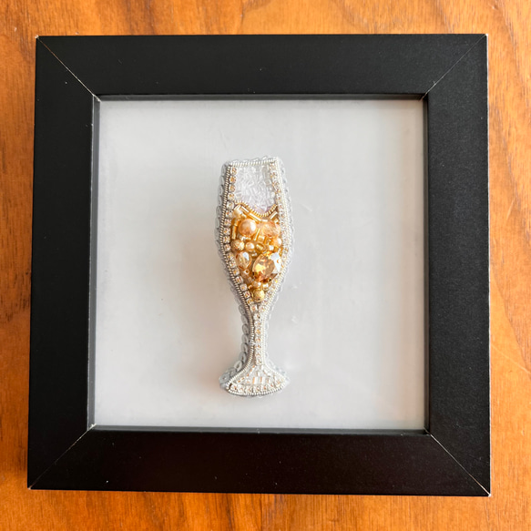 シャンパングラスのビーズ刺繍ブローチ(ゴールド)　プロセッコ　ワイングラス　シャンパーニュ 2枚目の画像