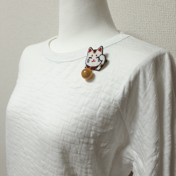 招き猫のブローチ(白猫)＊オートクチュールビーズ刺繍 3枚目の画像