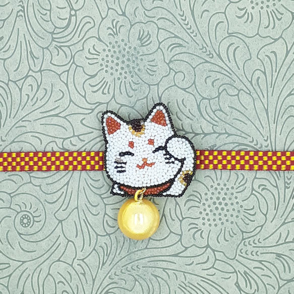 招き猫のブローチ(白猫)＊オートクチュールビーズ刺繍 7枚目の画像