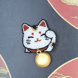 招き猫のブローチ(白猫)＊オートクチュールビーズ刺繍 1枚目の画像