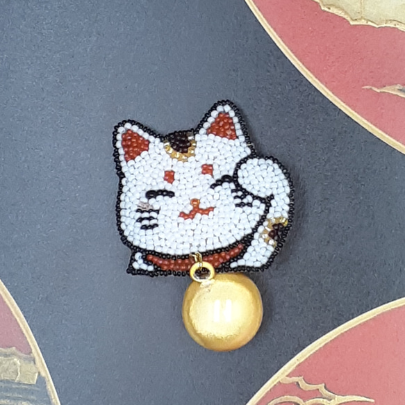 招き猫のブローチ(白猫)＊オートクチュールビーズ刺繍 ブローチ