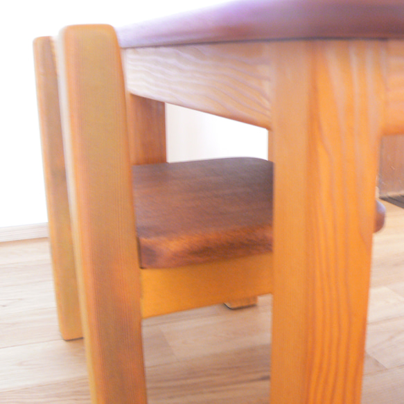 はじめてのつくえといす　子供用　机　テーブル　天然木家具　無垢の木　ホゾ組　お絵描き用机　おやつ用机　サイドテーブル　 3枚目の画像
