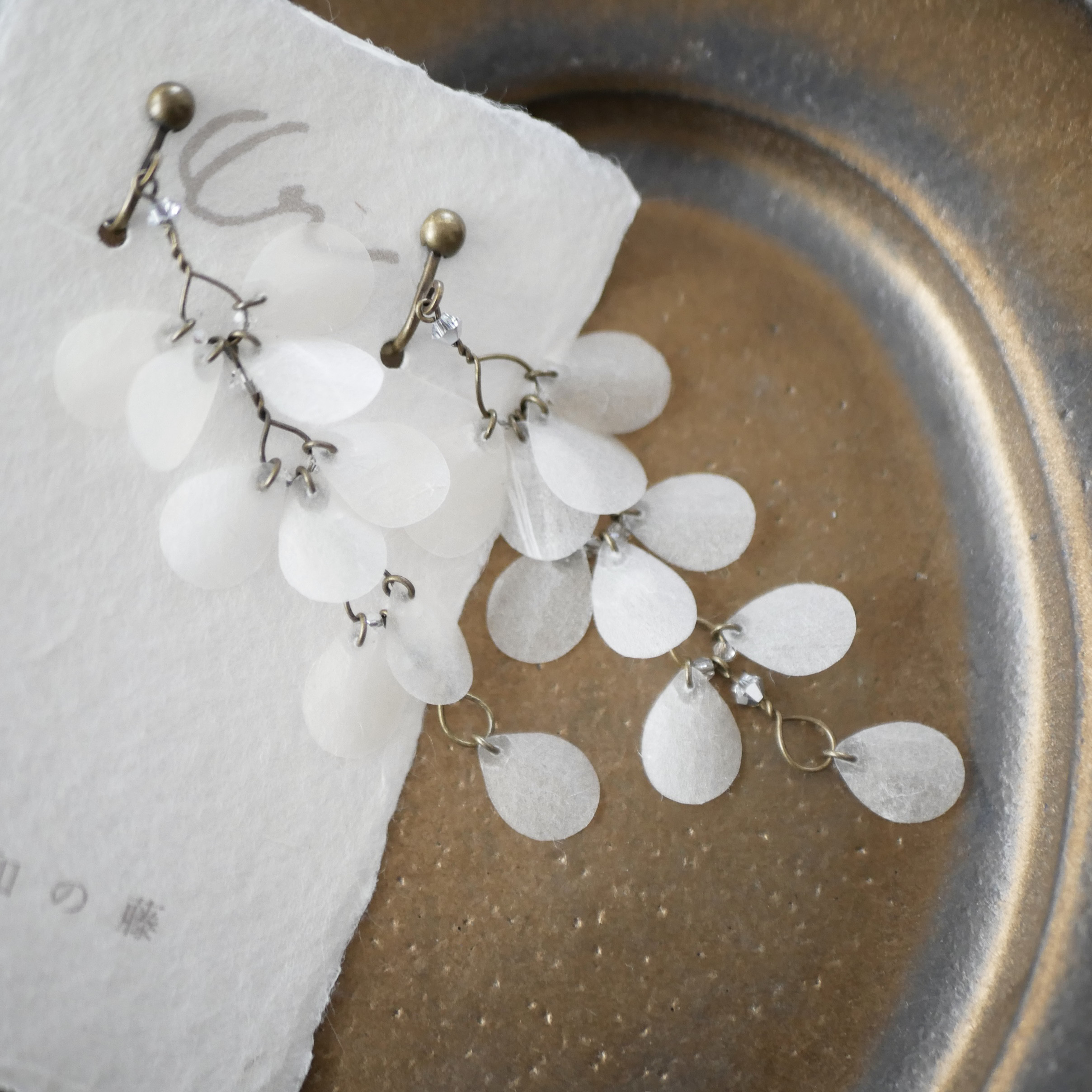和紙の花「大和の藤」 イヤリング/ピアス　白色　オフホワイト