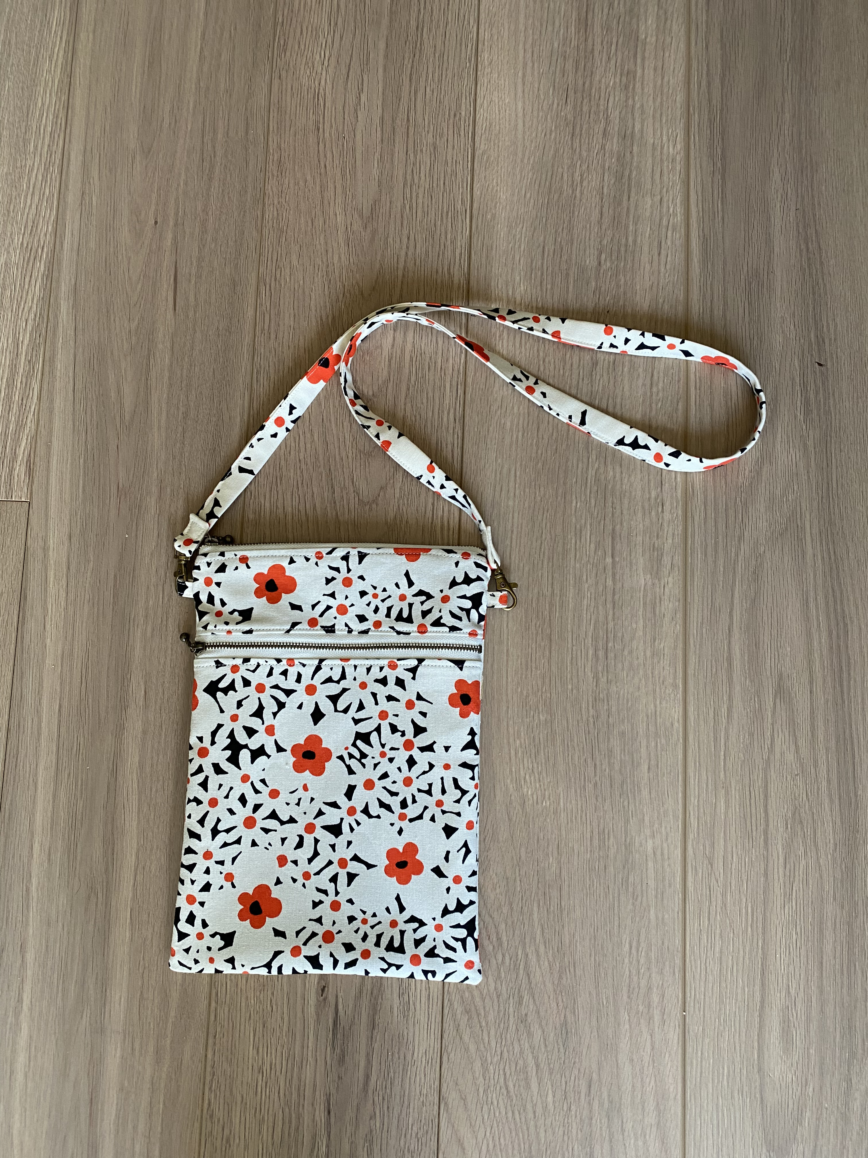 FEILER フラワーパターン 花柄刺繍　サコッシュ　ショルダーバッグ　グレー FEILER フラワーパターン 花柄刺繍 サコッシュ ショルダーバッグ