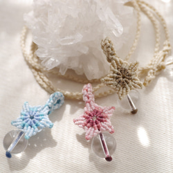 ❁天然石水晶玉と桜モチーフのマクラメチャーム Crystal orb & Flower[mtp-230315-01] 2枚目の画像