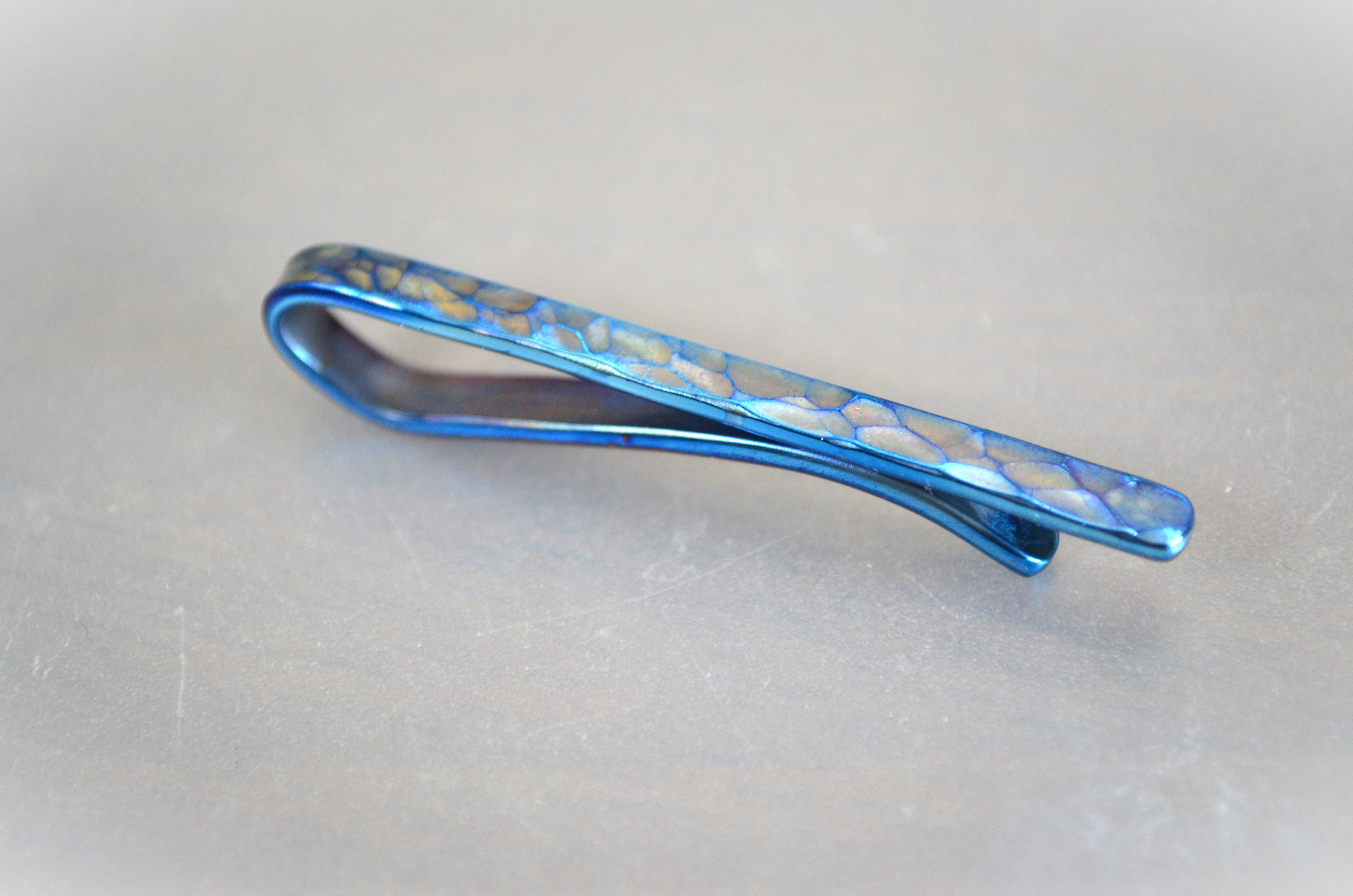 Titanium tie bar・純チタンネクタイピン・丸鎚目・青・受注生産