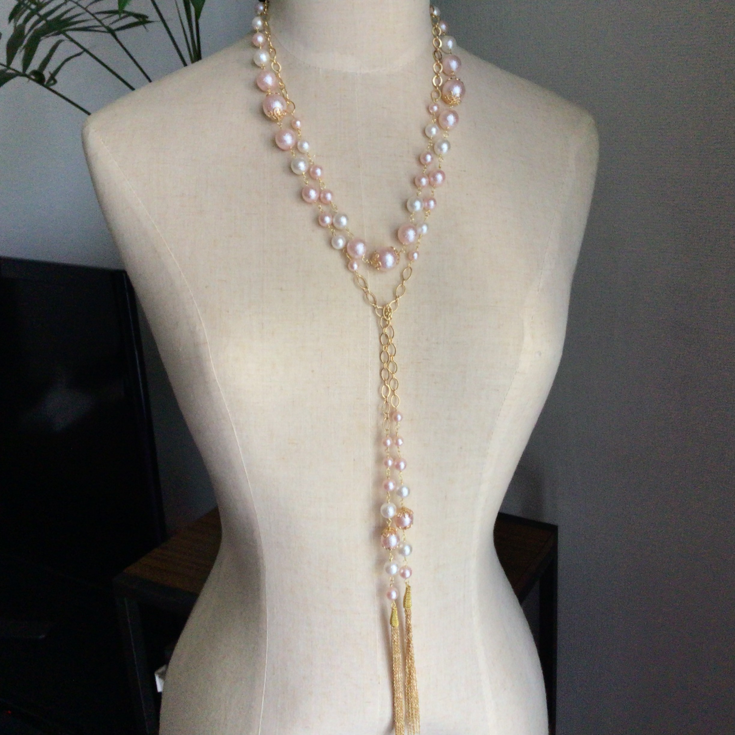 ニュアンスカラーピーチパフのゴールドチェーンのラリエット