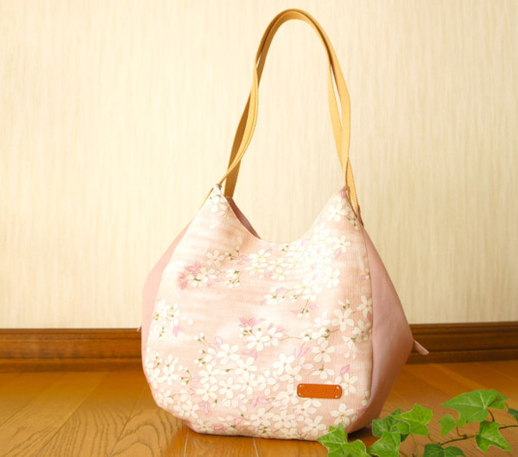 ぷっくり小ぶりなトートバッグ・ピンクの桜柄 3枚目の画像